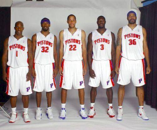 欧冠赛场精彩瞬间：巴萨主场2-0取胜,（欧冠高光时刻：巴萨坐镇主场2-0告捷）