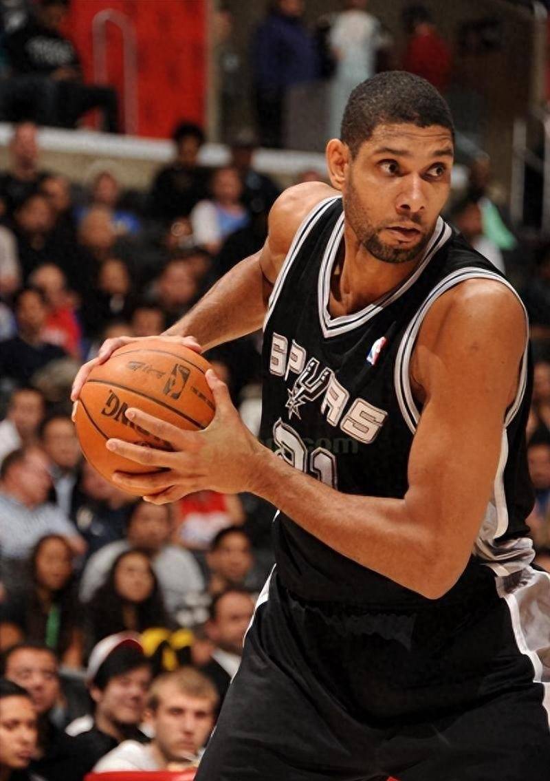 广东男篮在俱乐部杯赛中以90-70战胜广州男篮，小将王洪泽表现突出，阵容实力强劲。（俱乐部杯：广东90-70力克广州，王洪泽高光，阵容实力尽显）