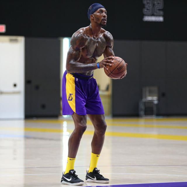 意媒：国米现场考察帕尔马中场贝尔纳韦，考虑让其做恰20替补（意媒：国米考察帕尔马中场贝尔纳韦，或将其引进充当恰尔汗奥卢替补）