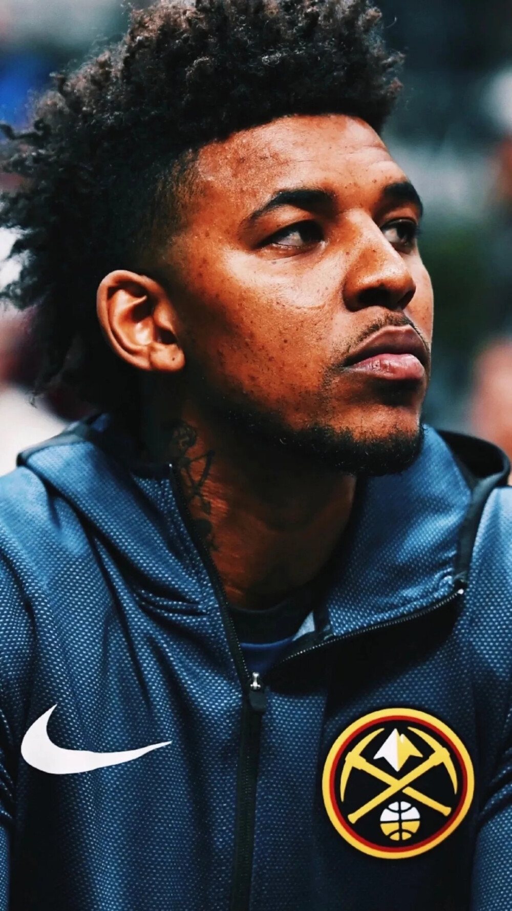 尤文航班延误，挪威当地球迷抓紧机会在机场与他们合影留念（尤文航班误点，挪威球迷趁机在机场与球员合影留念）