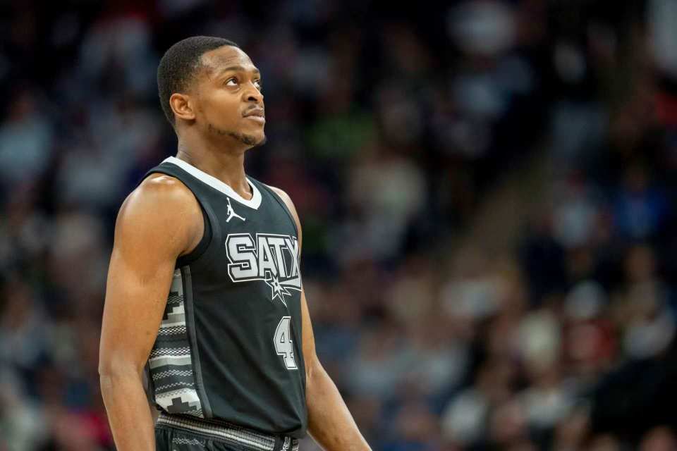 莫德里奇回忆热刺生涯，未能如愿加盟切尔西，反而成就皇马传奇（回顾热刺岁月：莫德里奇未赴切尔西，却在皇马成就传奇）