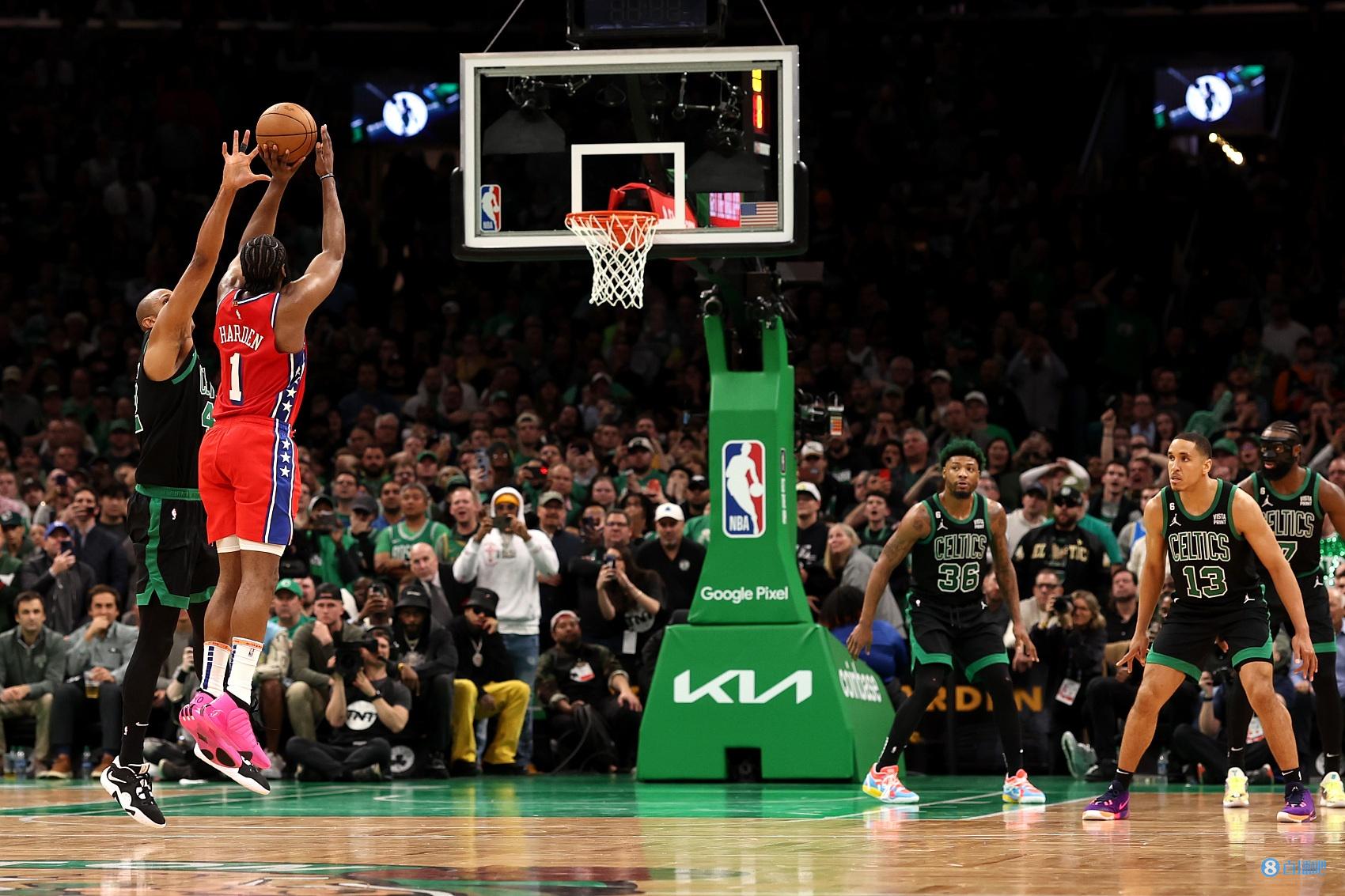 湖人詹姆斯关键三分锁定胜利（詹姆斯关键三分助湖人锁定胜局）