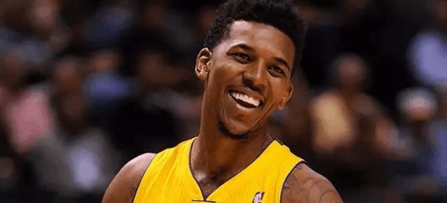 又换一家品牌！库里今日赛前穿上了New Balance（库里赛前又换牌 今日上脚New Balance）